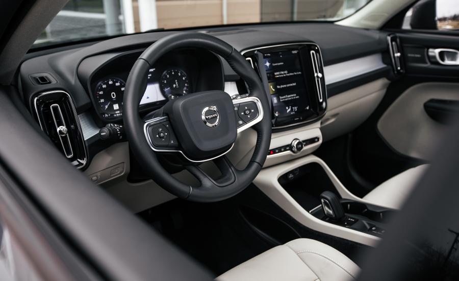 Интерьер Volvo XC40 T4 Momentum 2018 года  (NA) (фото 10 из 36)